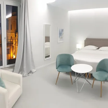 Younique Готель типу 