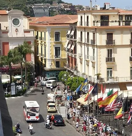 לינה וארוחת בוקר Younique 3*