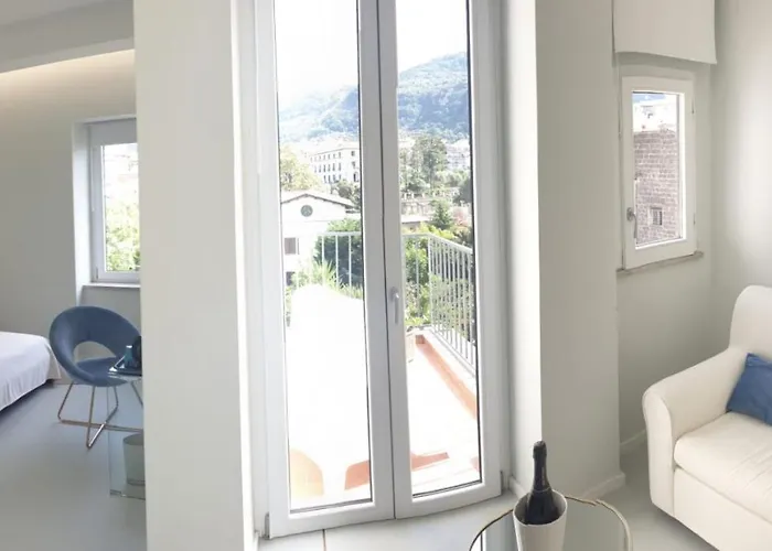 לינה וארוחת בוקר Younique 3*